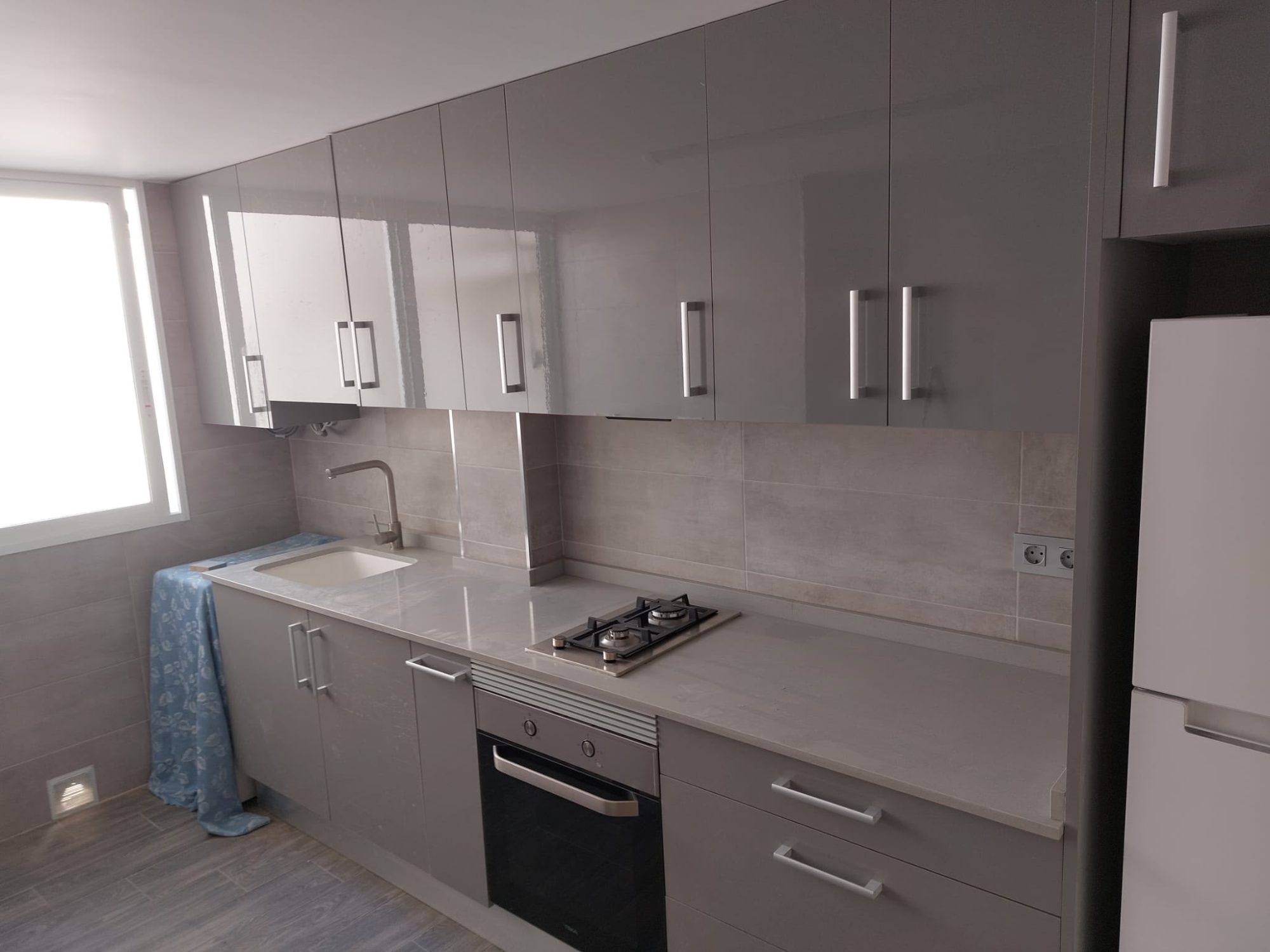 Cocina con acabados en brillo.