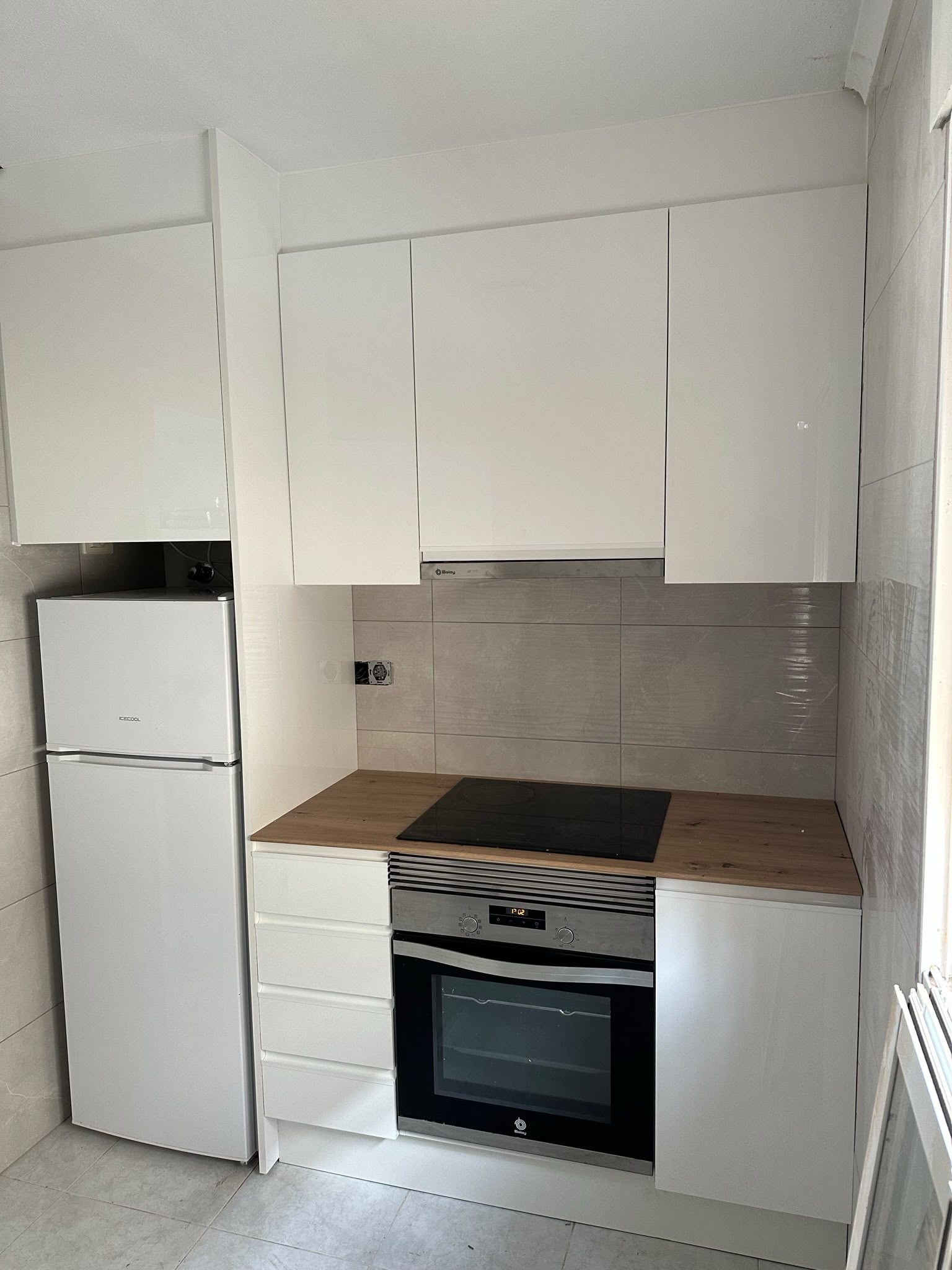 Cocina sencilla apartamento pequeño.