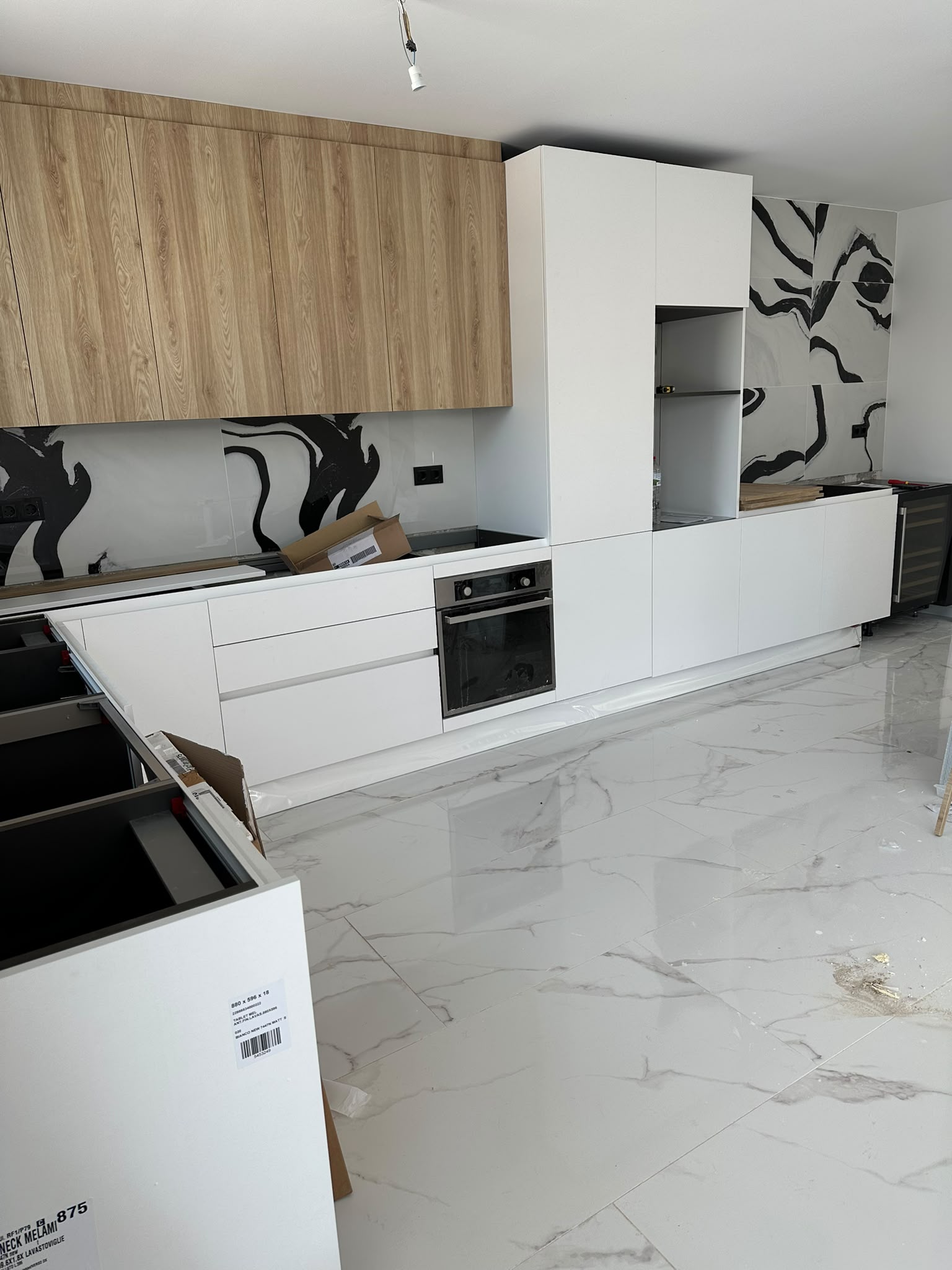 Cocina moderna en proceso de instalación